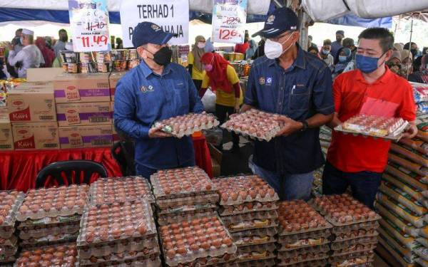 Rosol Wahid (dua dari kanan) bersama Pengarah Kementerian Perdagangan Dalam Negeri dan Hal Ehwal Penggguna (KPDNHEP) Terengganu, Saharuddin Mohd Kia (kiri) memantau penjualan telur ayam pada Program Jualan Keluarga Malaysia (PJKM) di Kampung Batu Hampar, Manir pada Sabtu. -Foto: Bernama