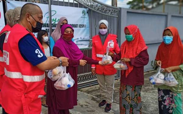 PBSMM Kota Bharu mengagihkan makanan kepada orang ramai semasa Program Sebekas Makanan, Ringankan Bebanan di Kubang Pasu, Kota Bharu pada Sabtu.