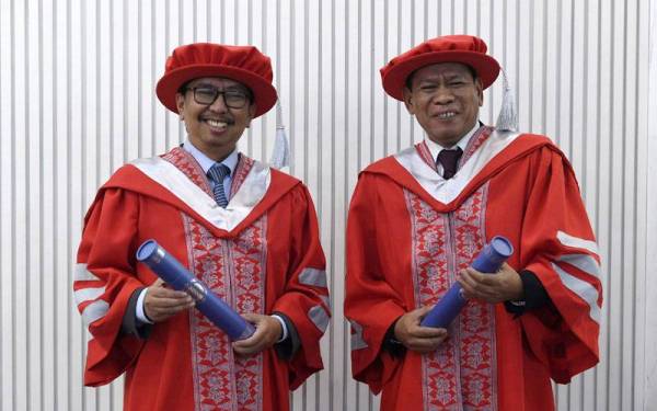 Budiman (kiri) bersama Mohd Roslan bergambar selepas Majlis Konvokesyen Khas OUM di Dewan Merdeka, Pusat Dagangan Dunia Kuala Lumpur (WTC) pada Sabtu. - Foto Bernama