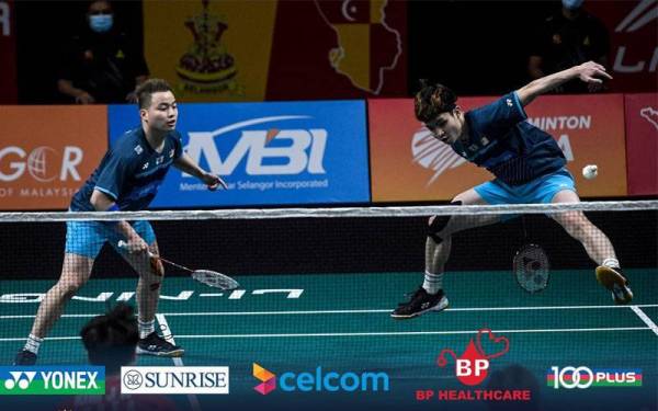 Aksi Aaron-Wooi Yik pada pertemuan menentang beregu Korea Selatan pada Kejohanan Badminton Berpasukan Asia (BATC) 2022 di Pusat Konvensyen Setia City, Shah Alam pada Sabtu. - Foto BAM