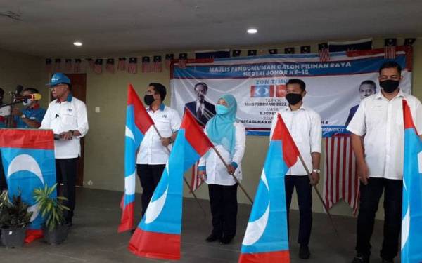 Anwar (kiri) semasa mengumumkan tujuh calon PKR yang akan bertanding pada PRN Johor bagi zon timur dan zon tengah di Dewan Serbaguna Kampung Kopok Baru, Pasir Gudang pada Sabtu.