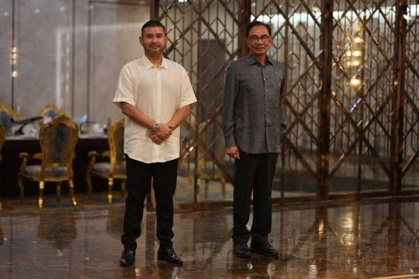 Anwar berkongsi mengenai pertemuan bersama Tunku Ismail di media sosial pada Sabtu.