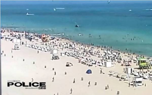 Rakaman video menunjukkan helikopter tersebut menjunam sebelum terhempas di Pantai Miami di lokasi hanya beberapa meter dari pengunjung yang sedang mandi-manda. - Twitter Miami Beach Police