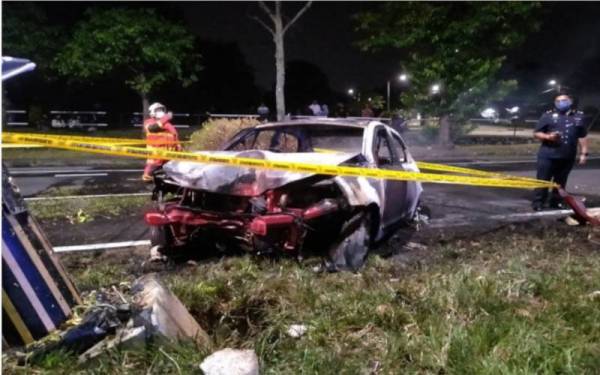 Keadaan kereta yang terbakar di Jalan Seremban-Kuala Pilah berhampiran Balai Undang Sungai Ujong di sini, awal pagi Ahad. - Foto ihsan Bomba dan Penyelamat Negeri Sembilan
