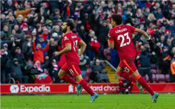 Salah (kiri) meraikan jaringan ke-150 bersama Liverpool sekaligus membantu The Reds menewaskan Norwich 3-1.