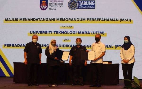 Sesi menandatangani dokumen MOU telah disempurnakan oleh Naib Canselor UiTM, Profesor Datuk Ts Dr Roziah Janor (dua dari kiri) manakala PTPTN pula diwakili oleh Ketua Eksekutifnya, Ahmad Dasuki Abdul Majid (dua dari kanan) sambil disaksikan oleh Menteri Pendidikan, Inovasi dan Pembangunan Bakat Sarawak, Datuk Roland Sagah Wee Inn (tengah).