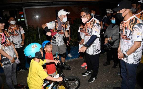 Faizal Azumu (dua dari kanan) beramah mesra bersama peserta pada Program Coffee Ride KL Car Free Morning 2022 di Dataran Dewan Bandaraya Kuala Lumpur (DBKL) pada Ahad. - Foto Bernama