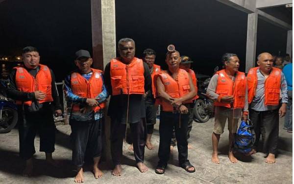 Mangsa memaklumkan mereka berpaut pada bot dan memakai jaket keselamatan sementara menanti bantuan tiba.