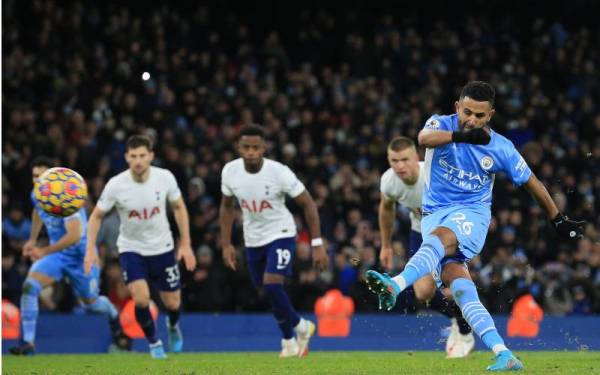 Mahrez ketika mengambil sepakan penalti untuk gol kedua City ketika berdepan Tottenham Hotspur di Stadium Etihad. - Foto AFP