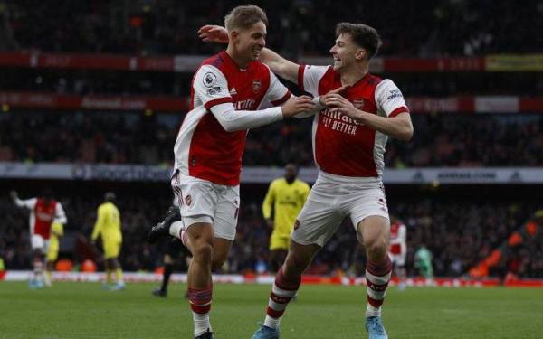 Smith Rowe (kiri) meraikan jaringan bersama pemain pertahanan Arsenal, Kieran Tierney ketika berdepan Brentford di Stadium Emirates. - Foto AFP