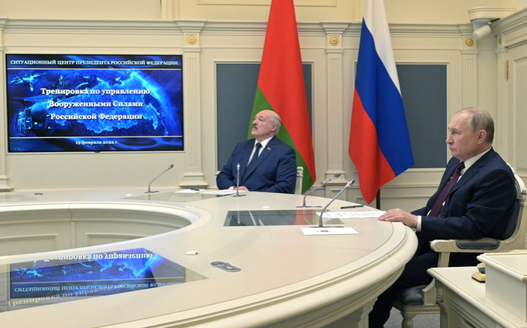 Putin bersama Lukashenko (kiri) ketika mengawasi latihan ujian misil balistik sebagai sebahagian latihan Grom-2022 Strategic Deterrence Force pada Sabtu. - Foto: Agensi