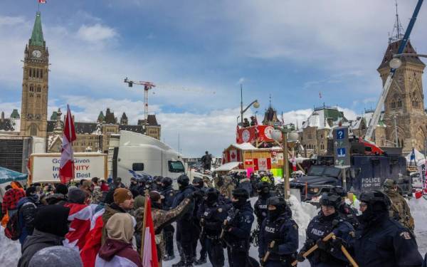 Ratusan anggota polis dikerah untuk menyertai operasi di Wellington Street yang menjadi pusat demonstrasi itu di Ottawa. - Foto AFP