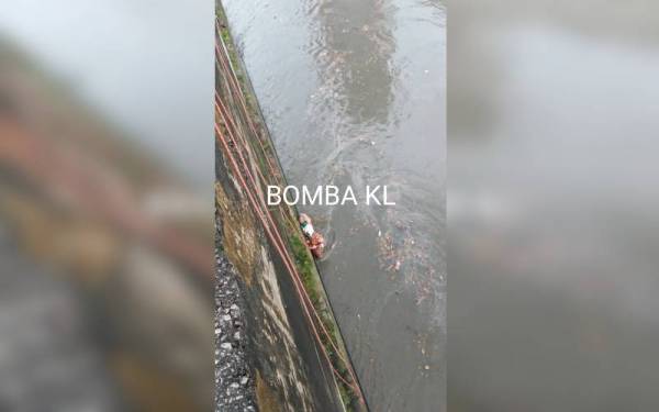 Anggota bomba menyelamatkan seorang lelaki buta yang terjatuh dalam sebuah longkang setinggi tujuh meter di bawah Jambatan Saloma. - Foto Bomba KL