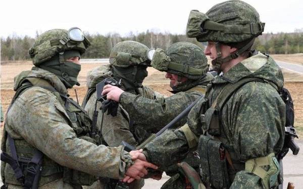 Tentera Rusia (kiri) dan Belarus saling bersalaman ketika latihan ketenteraan bersama sebagai sebahagian daripada pemeriksaan Pasukan Tindak Balas Negara Kesatuan berhampiran Brest. - Foto AFP