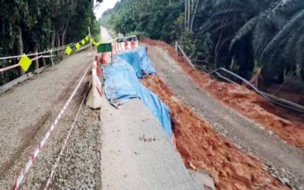 Jalan Lepar Utara sedang dibaikpulih oleh JKR.