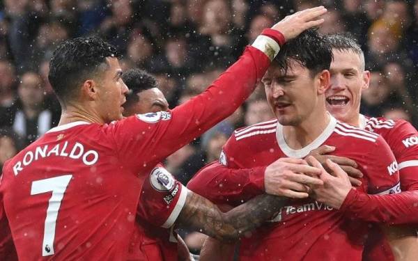 Maguire (kanan) diraikan rakan sepasukannya selepas berjaya mencetak gol pertama ketika menang 4-2 ke atas Leeds.