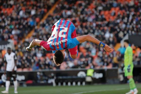 Aubameyang meledak hatrik pertamanya bersama Barcelona ketika membantu pasukannya itu menewaskan Valencia 4-1.