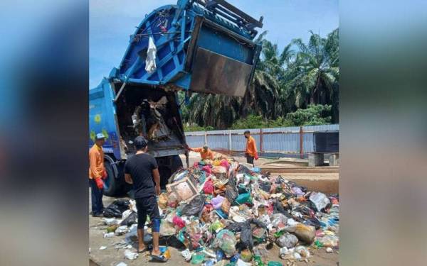 Kerja-kerja mencari barangan kemas milik Rohaya sedang dilakukan pekerja MBSP di Depo Pembersihan Tasek Gelugor pada Ahad.