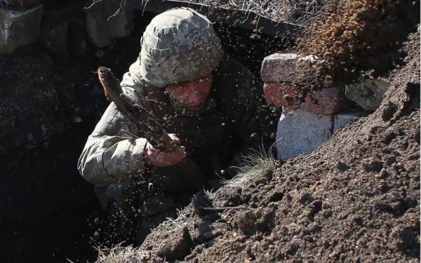 Anggota barisan hadapan tentera Ukraine berada di kedudukan tidak jauh dari Novohnativka, wilayah Donetsk pada Ahad selepas insiden pertempuran semakin meningkat. - Foto AFP