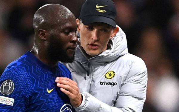 Tuchel (kanan) kurang gembira dengan rentak permainan penyerang, Romelu Lukaku yang beraksi longlai ketika menentang Crystal Palace di Selhurst Park pada Sabtu lalu.