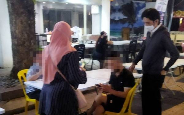 Antara individu yang dikompaun kerana merokok di premis makanan.