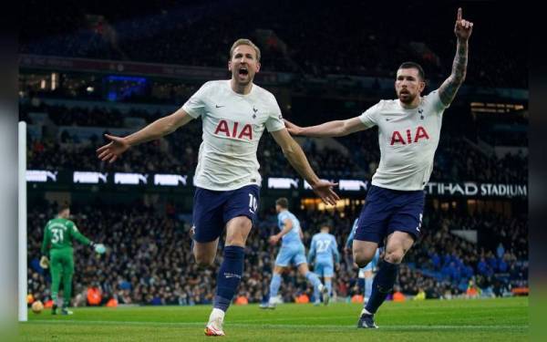 Kane (kiri) diharap dapat mengulangi kecemerlangannya ketika berdepan Spurs. - Foto AP