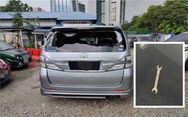 Keadaan cermin belakang kereta jenis Toyota Vellfire yang pecah selepas dilempar menggunakan sepana oleh seorang penunggang motosikal dalam kejadian di Jalan Kuching di sini pada Isnin.