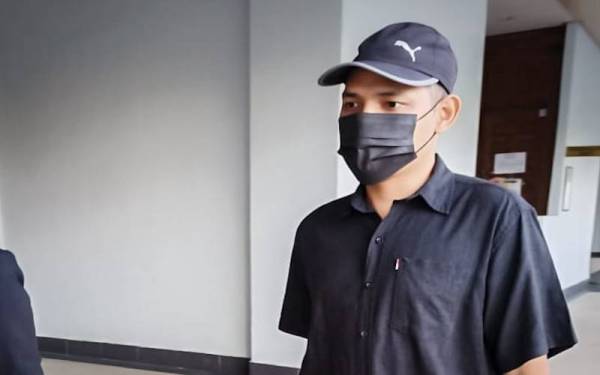 Muhamad Azwan hadir di Mahkamah Sesyen Kuala Lumpur bagi menghadapi pertuduhan kes rasuah kerja-kerja pembaikan dan penyelenggaraan kenderaan jabatan pada Selasa.