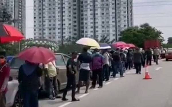 Tangkap layar video tular ratusan individu terpaksa berbaris panjang untuk mendapatkan wang bantuan bencana di Dewan Majlis Bandaraya Shah Alam (MBSA) Kota Kemuning di sini, pada Selasa.