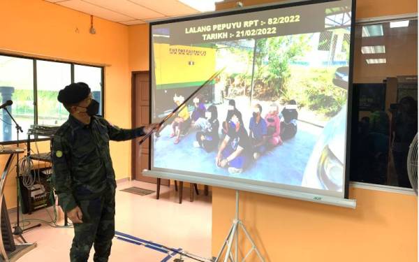 Mat Shukor menunjukkan individu yang ditangkap dalam sekatan jalan raya di Lalang Pepuyu berkenaan.