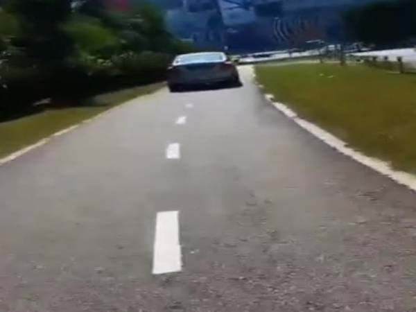 Seorang lelaki yang memandu kereta dari Tangkak, Johor ke Bukit Jalil tersesat masuk ke laluan motosikal di Lebuhraya Persekutuan gara-gara mengikut panduan aplikasi navigasi pada Ahad.