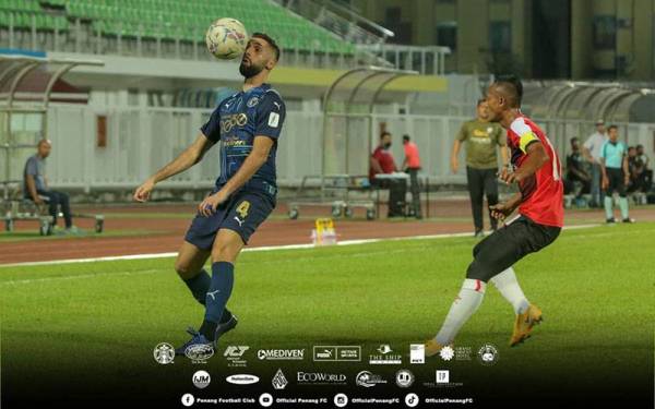 Kehadiran Hilal (kiri) dinantikan oleh penyokong Penang FC selepas khabar angin untuk mendapatkannya tersebar sejak hujung tahun lalu. - Foto Penang FC