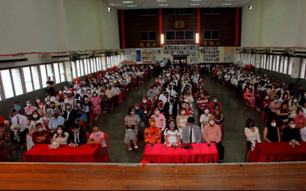 Sebahagian daripada 59 pasangan pengantin baharu yang terdiri daripada masyarakat Cina di negeri ini bergambar beramai-ramai sebelum melangsungkan upacara perkahwinan di Dewan Orang Ramai Chin Woo yang dianjurkan oleh 'Chin Woo Athletic Association pada Selasa. - Foto Bernama