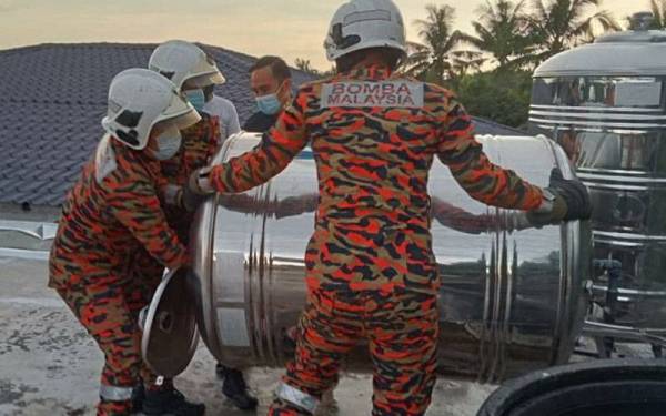 Bomba mengeluarkan lelaki yang berada dalam tangki air di rumah keluarganya di Kampung Bukit Cherakah di sini pada Selasa.