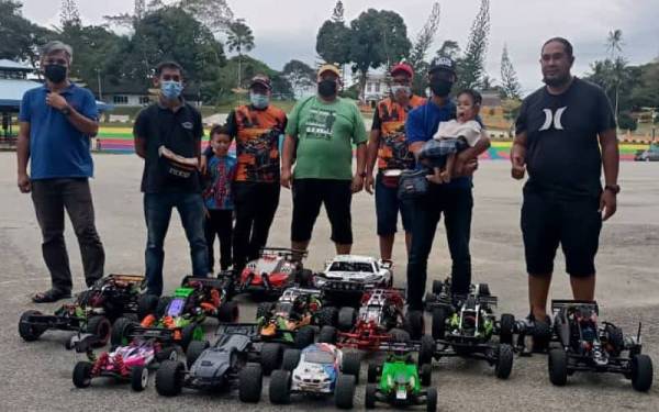 Nordin mendukung Mohd Aqil (dua dari kanan) bersama ahli kelab RC Temerloh di Dataran Temerloh.