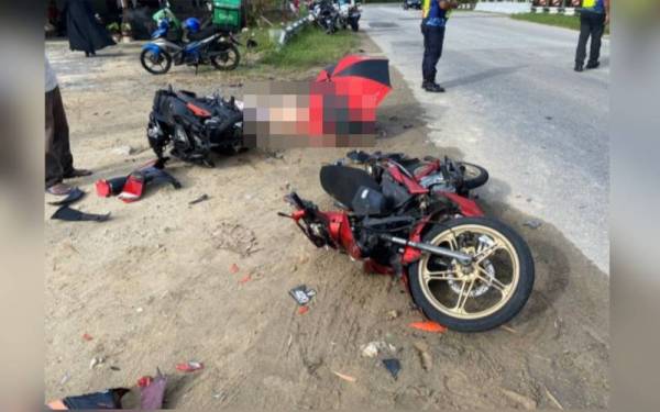 Keadaan dua buah motosikal yang terlibat dalam kemalangan di Jalan Pantai-Seremban di hadapan Giatmara pada Rabu. - Foto PDRM