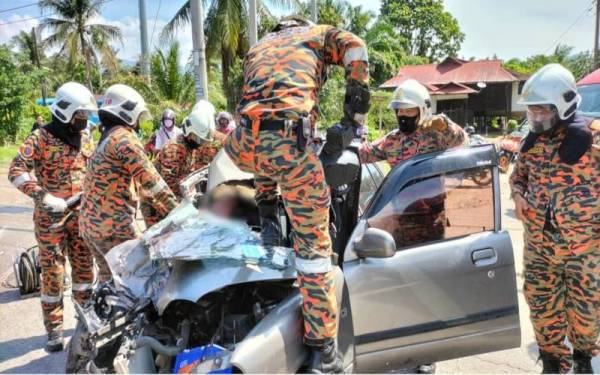 Anggota bomba menjalankan operasi mengeluarkan mangsa yang tersepit di tempat duduknya. - Foto: ihsan JBPM Perak.