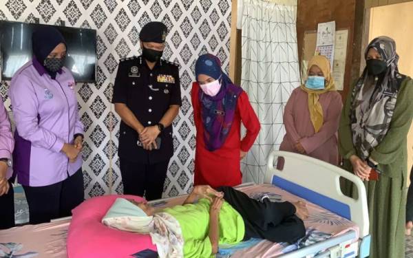 Keadaan ibu Diwiyana yang terlantar mendapat keprihatinan warga IPD Hilir Perak yang membuat kunjungan ziarah pada Rabu.