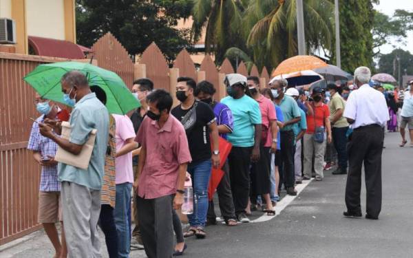 Seramai 2,497 orang mangsa banjir hadir pada Majlis Penyampaian Bantuan Selangor Bangkit (Banjir) Daerah Klang di Kompleks Sukan Pandamaran pada Selasa. - Foto Bernama 