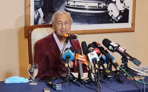 Tun Mahathir ketika hadir pada sidang media di Putrajaya pada Rabu.