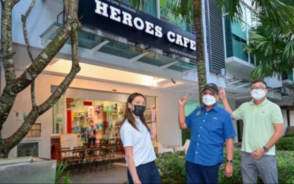 Reezal Merican (tengah) ketika berkunjung ke Heroes Cafe milik Mun Yee pada Selasa. FOTO: FB Reezal Merican Naina Merican