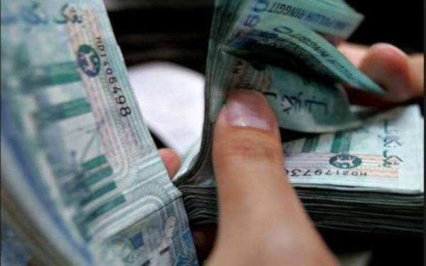 Ringgit ditutup tinggi sedikit berbanding dolar AS hari ini susulan minat belian sejajar dengan prestasi positif pasaran ekuiti walaupun dolar AS kekal kukuh. Foto hiasan