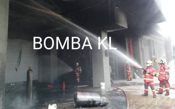 Pasukan bomba memadamkan kebakaran di sebuah bangunan yang sedang dalam proses pembinaan. - Foto Bomba KL