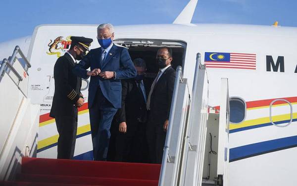 Perdana Menteri Datuk Seri Ismail Sabri Yaakob tiba di Lapangan Terbang Antarabangsa Phnom Penh bagi mengadakan lawatan rasmi dua hari ke Kemboja hari ini. - Foto Bernama