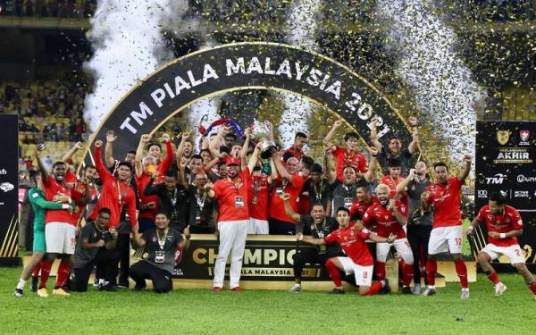 IMBAS KEMBALI...Annuar bersama pemain KL City meraikan kejayaan menjuarai Piala Malaysia selepas menewaskan JDT 2-0 dalam perlawanan akhir pada 1 Disember lalu. FOTO: Kuala Lumpur City