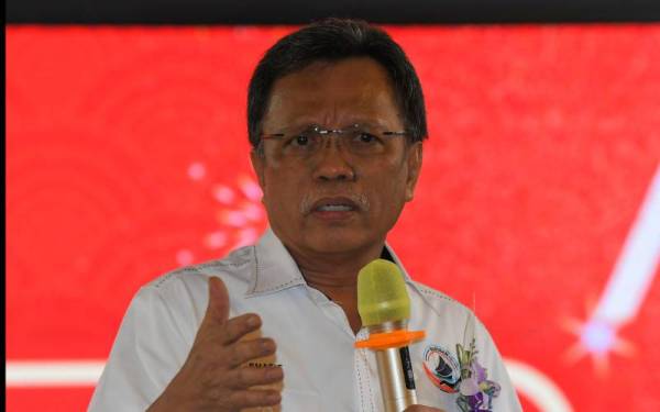 Datuk Seri Mohd Shafie Apdal berucap pada Majlis Makan Malam Tahun Baharu Cina di sebuah restoran pada Rabu. - Foto Bernama