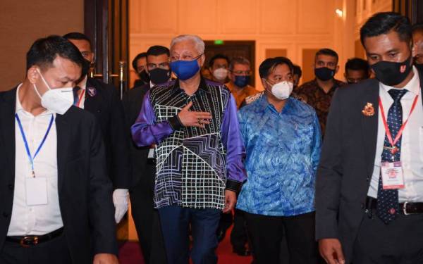 Ismail Sabri (dua dari kiri) bersama Menteri Kanan Jabatan Perdana Menteri, Datuk Dr Othsman Hassan (dua dari kanan) yang mewakili Kerajaan Kemboja hadir pada Majlis Makan Malam bersama Keluarga Malaysia di Kemboja pada Rabu. - Foto Bernama