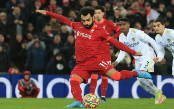 Penyerang Liverpool, Mohamed Salah menyempurnakan dua sepakan penalti pada perlawanan berkenaan. - Foto AFP