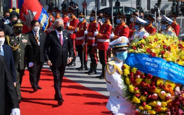 Ismail Sabri melawat Monumen Kemerdekaan Kemboja sebagai tanda penghormatan pada upacara meletakkan kalungan bunga dalam lawatan rasmi selama dua hari ke Kemboja pada Khamis. - Foto Bernama