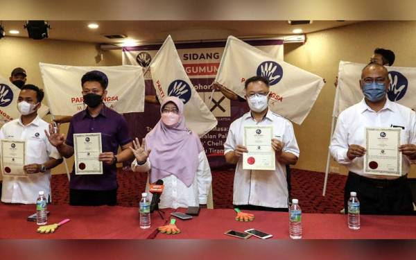 Haniza (tiga dari kiri) bergambar bersama calon-calon PBM (dari kiri) Muhammad Hanis Asmui, Mohd Saiful Bahari, Steven Choong dan Mohd Azmi ketika Majlis Pengumuman dan Penyerahan Watikah Calon PBM di Ulu Tiram pada Khamis. - Foto Bernama